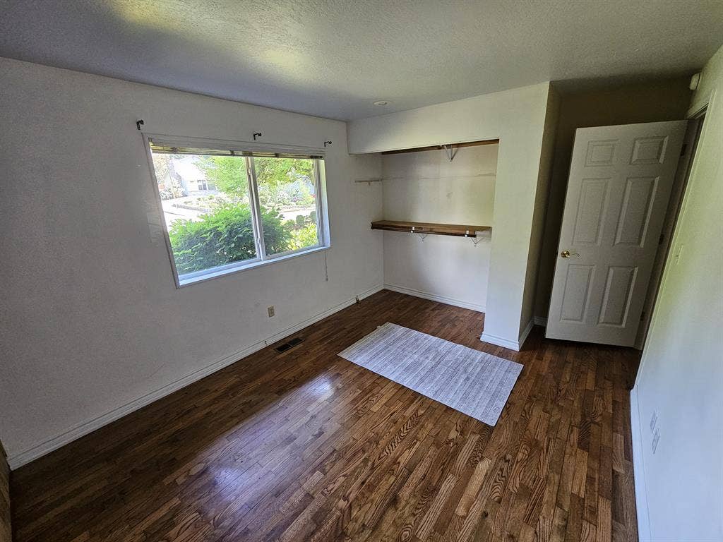 utilities included, 10x10ft room