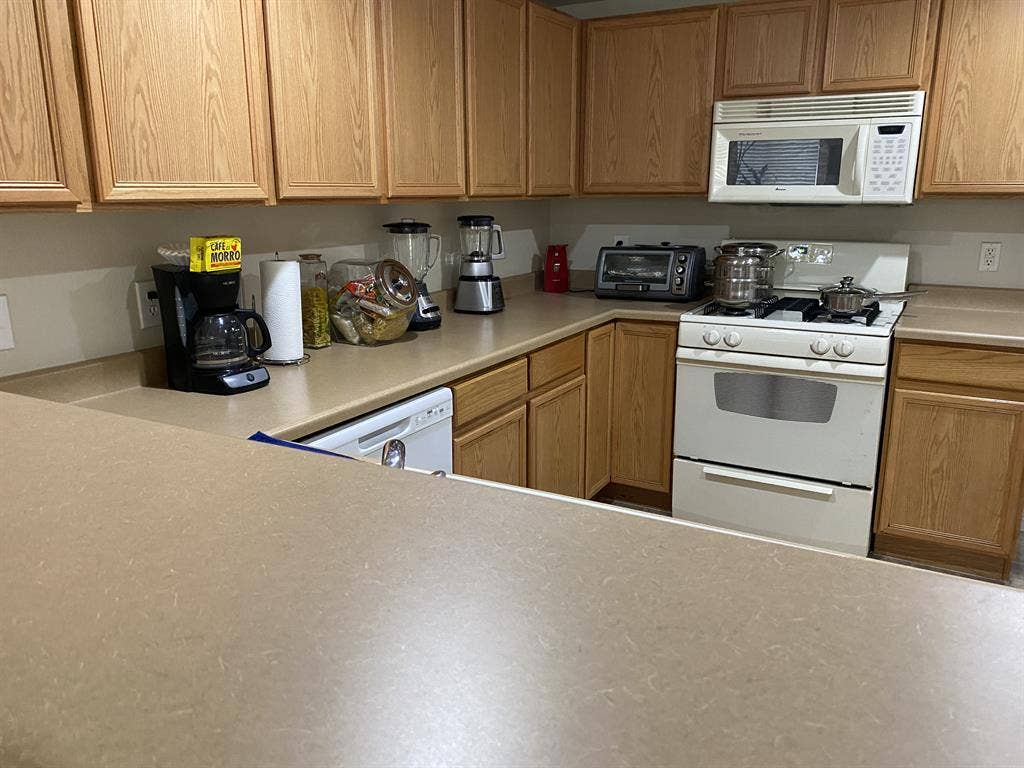 Condo with room for Lease