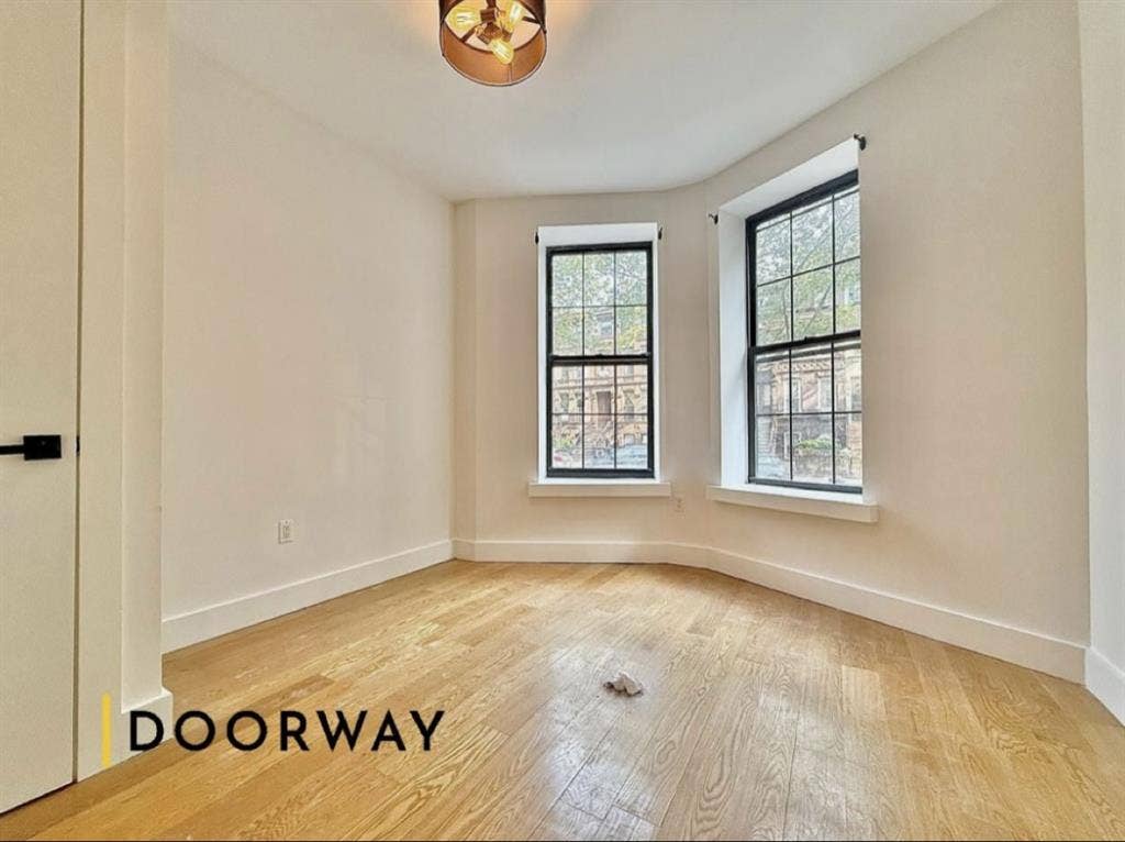 Sunny Bedroom in BedStuy Townhome