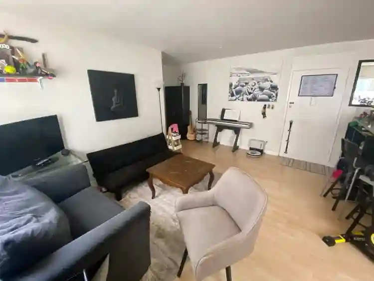 Room available immediately in HW
