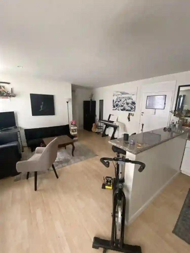 Room available immediately in HW