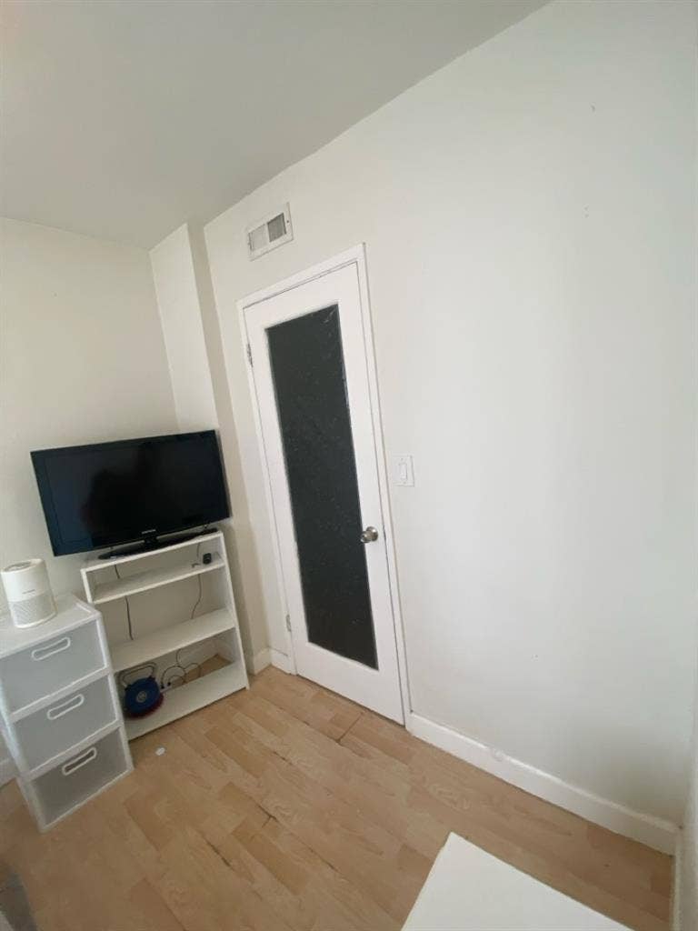 Room available immediately in HW