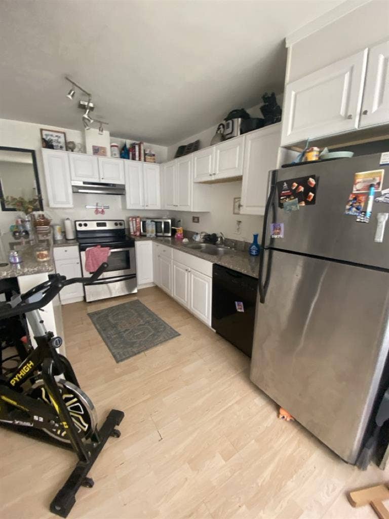 Room available immediately in HW