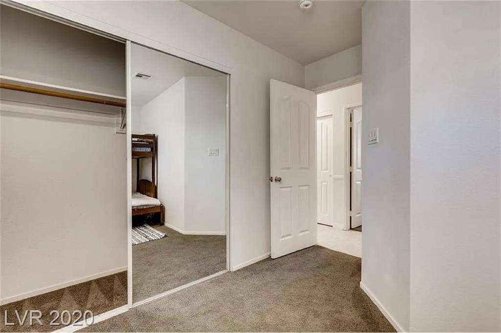 Looking for a lady roommate..