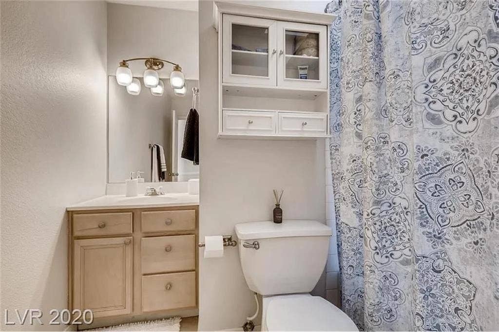 Looking for a lady roommate..