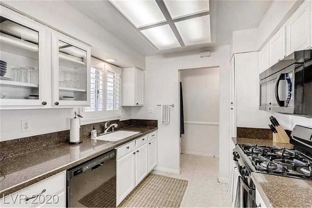 Looking for a lady roommate..