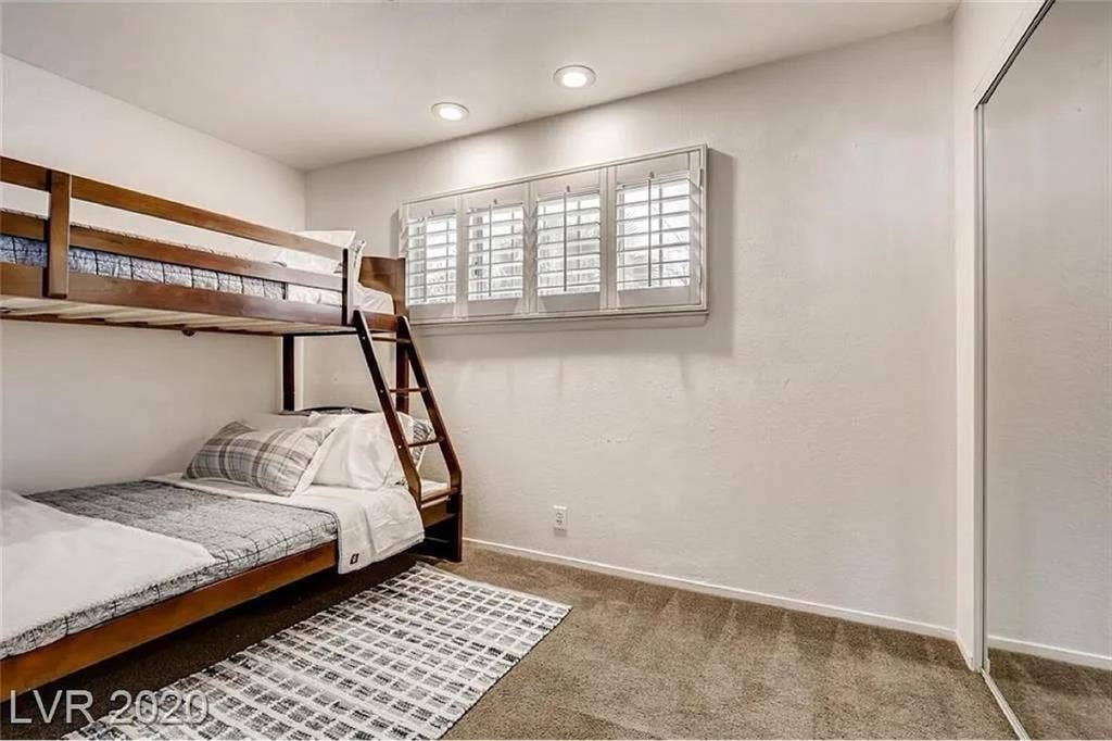 Looking for a lady roommate..