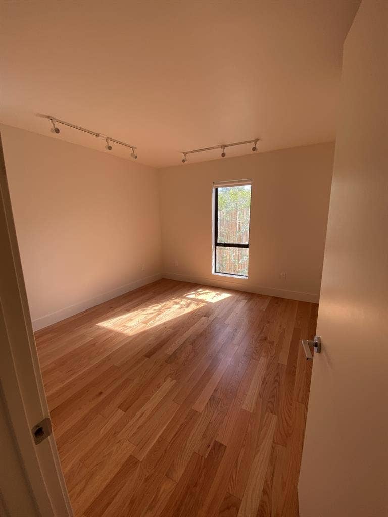 Looking for female roommate