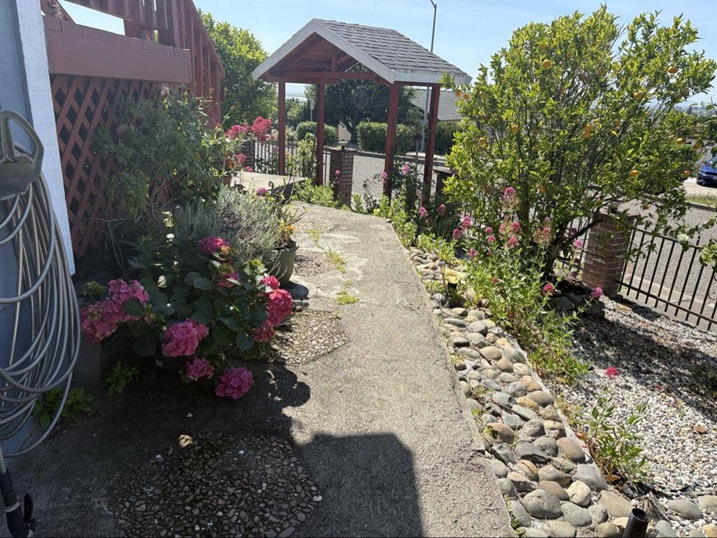 Two rooms furnished June 1