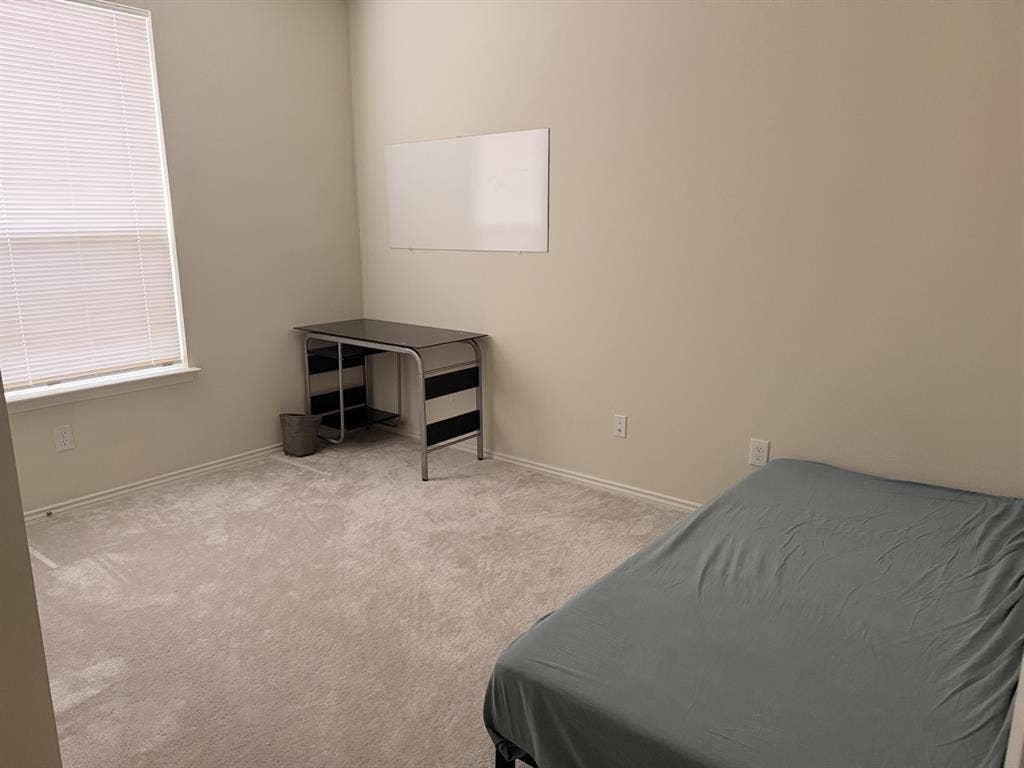 Private Bedroom - Shared Bathroom