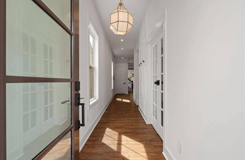 Need 3 female roomates