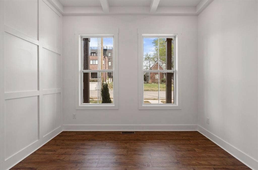 Need 3 female roomates