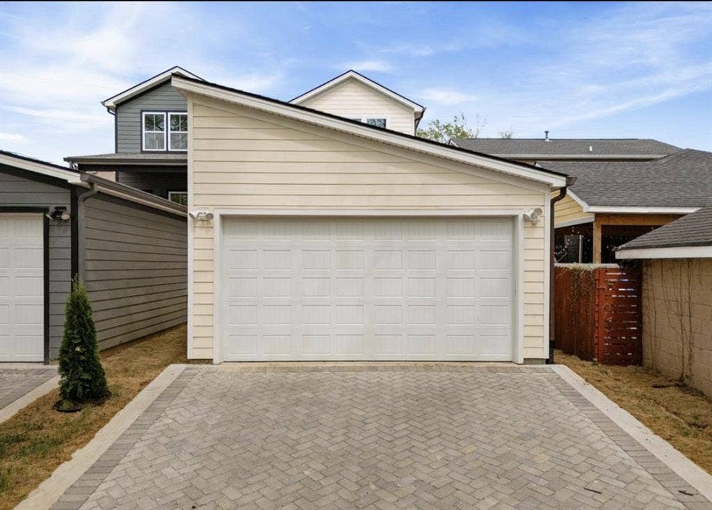 Need 3 female roomates