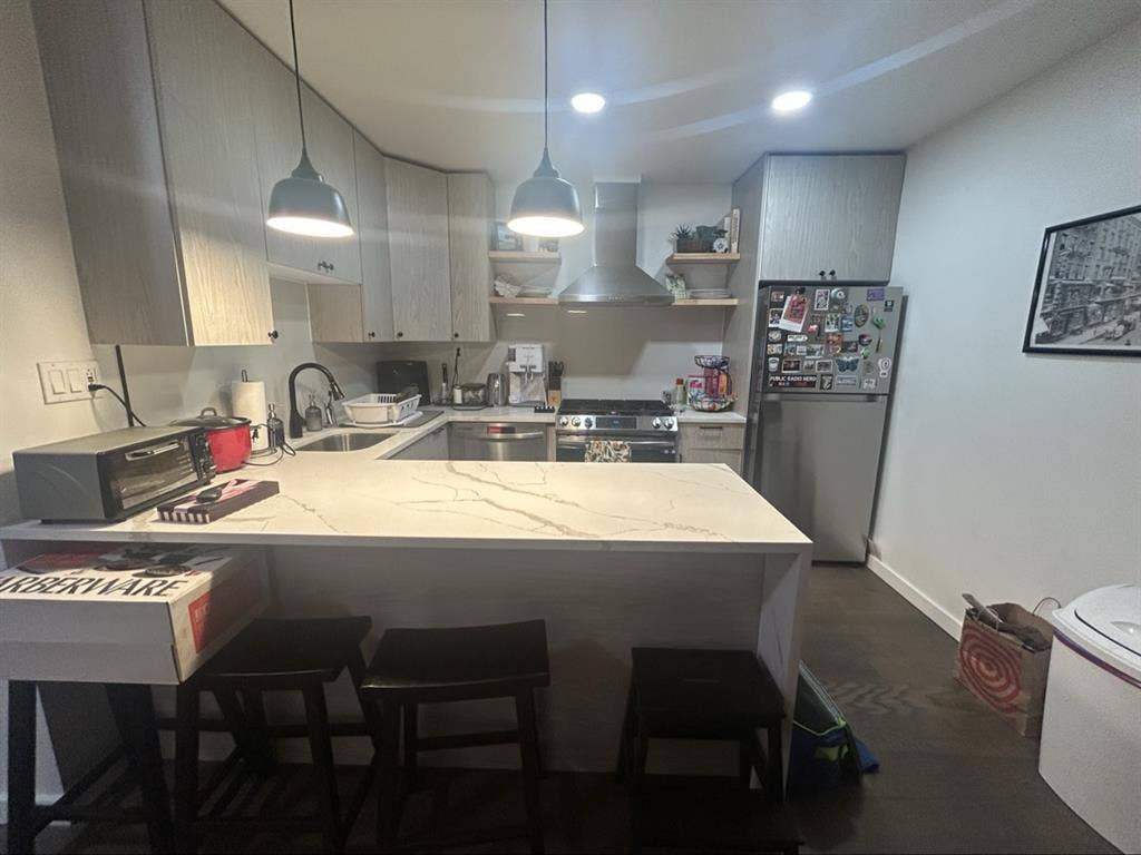 Sublet/Rent East Elmhurstt