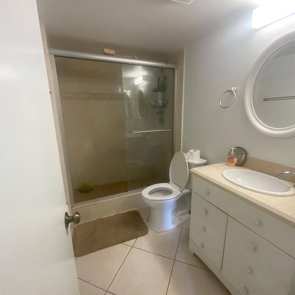 Roommate: furnished bedroom