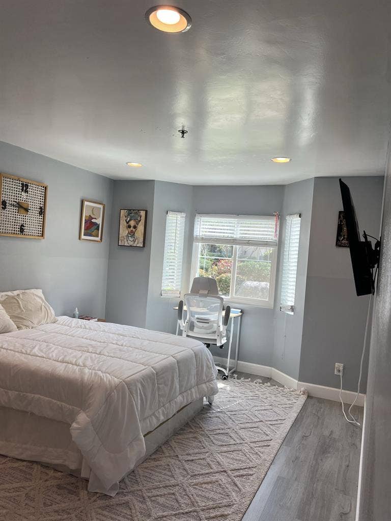 Master w/ private bath and walk-in