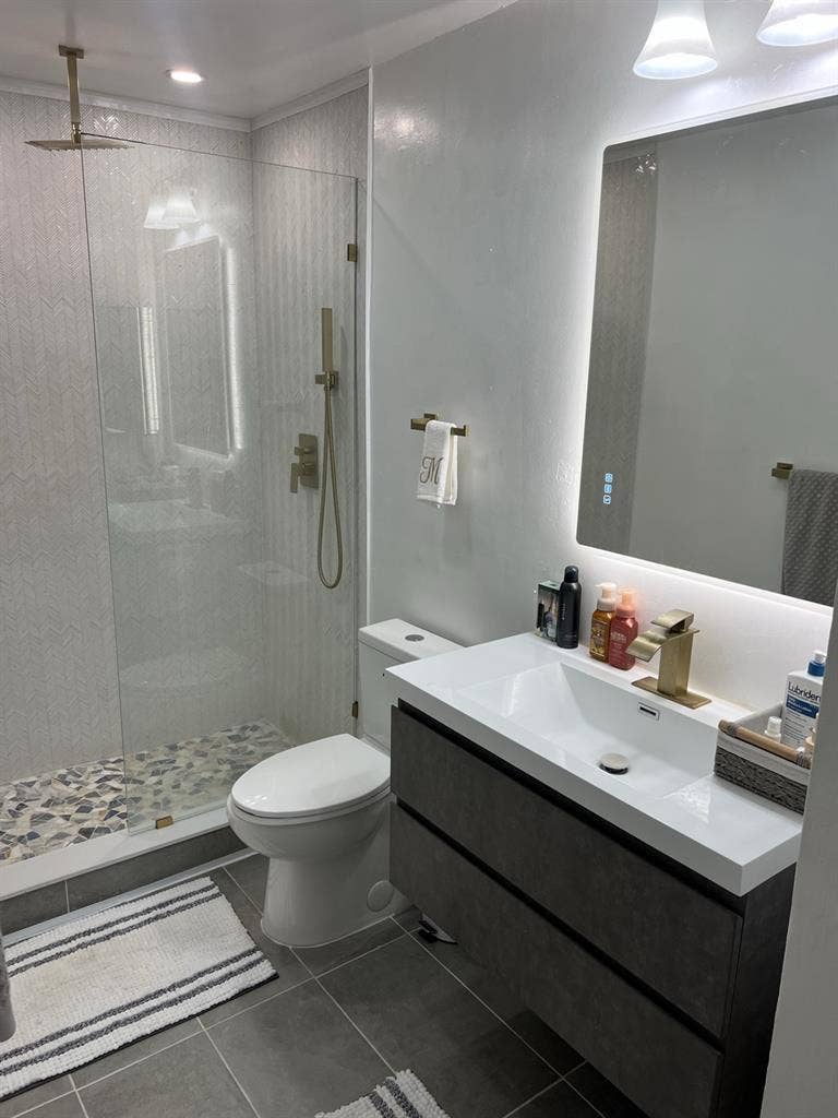 Master w/ private bath and walk-in