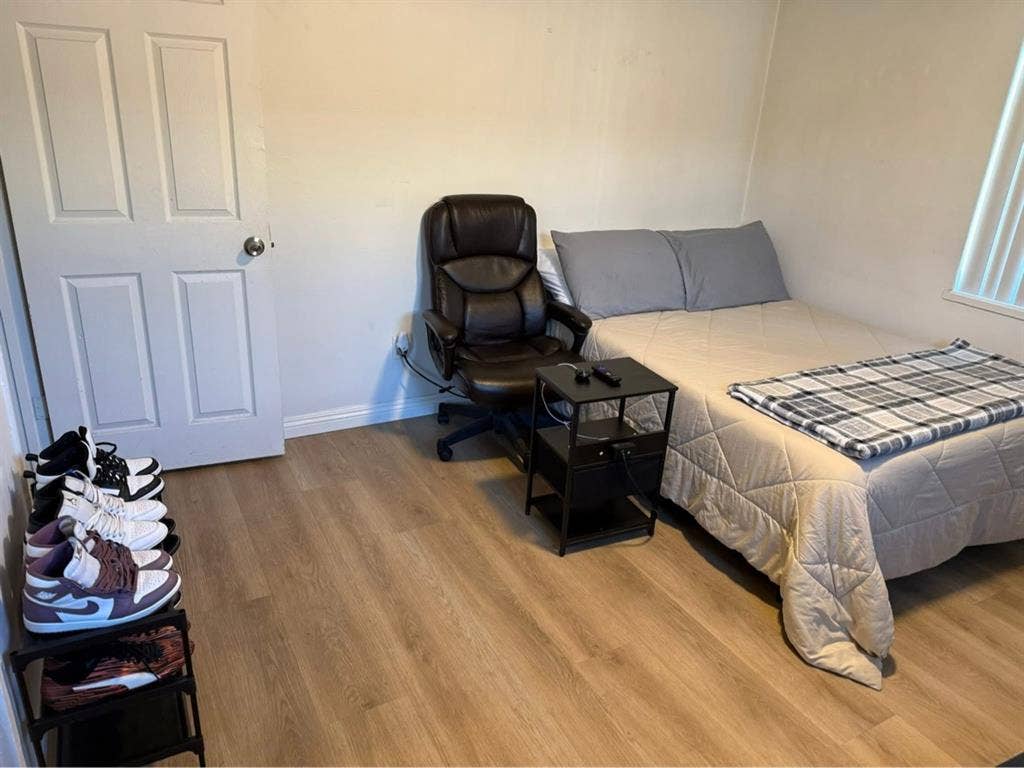Furnished Room in College Grove