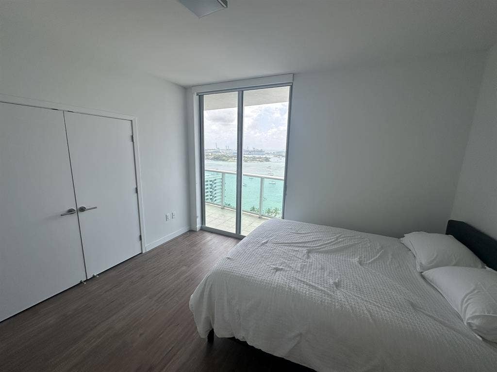 2000 sq ft condo on water - Central
