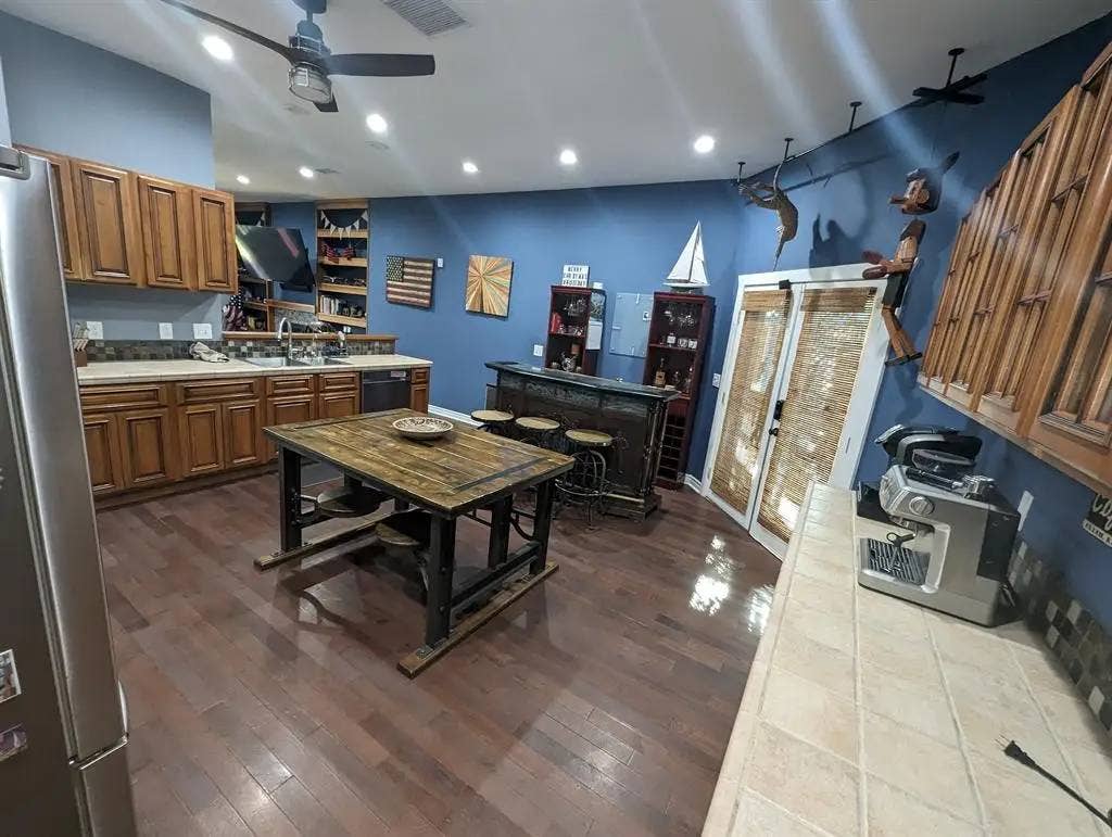 Bedroom in Home W/ Large Closet