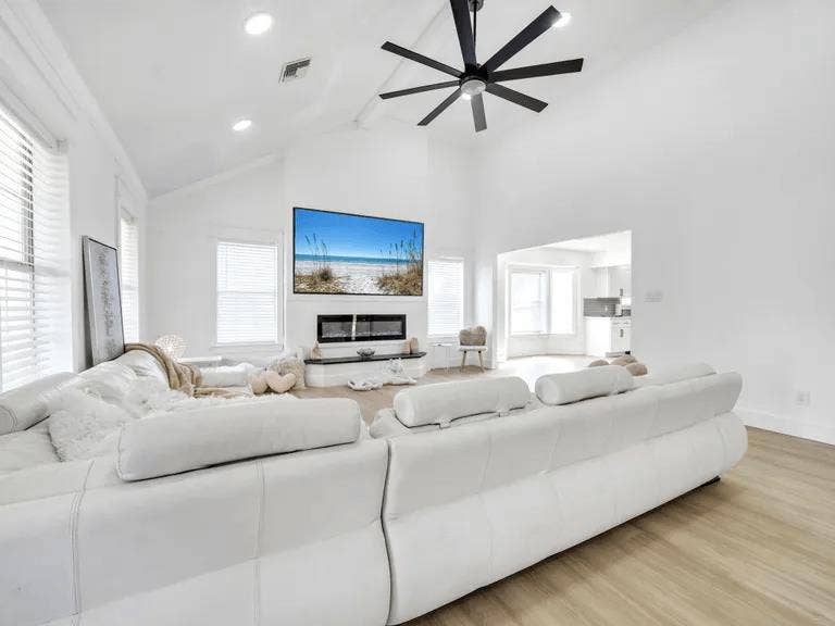 Large Room, Double Closet in Destin