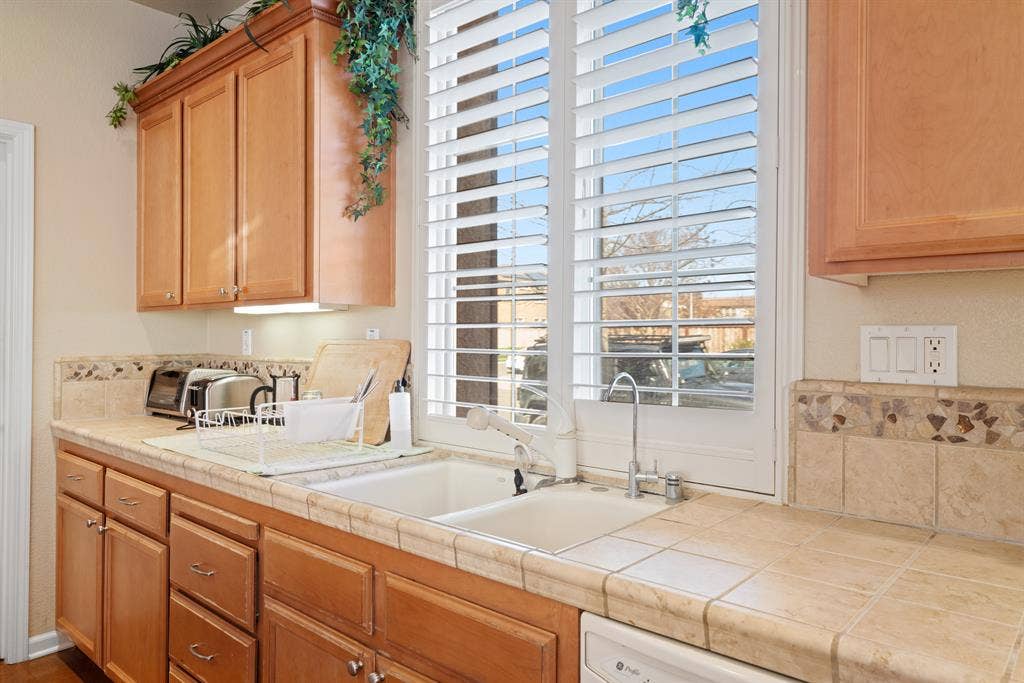 Great Furnished Room!Utilities Incl