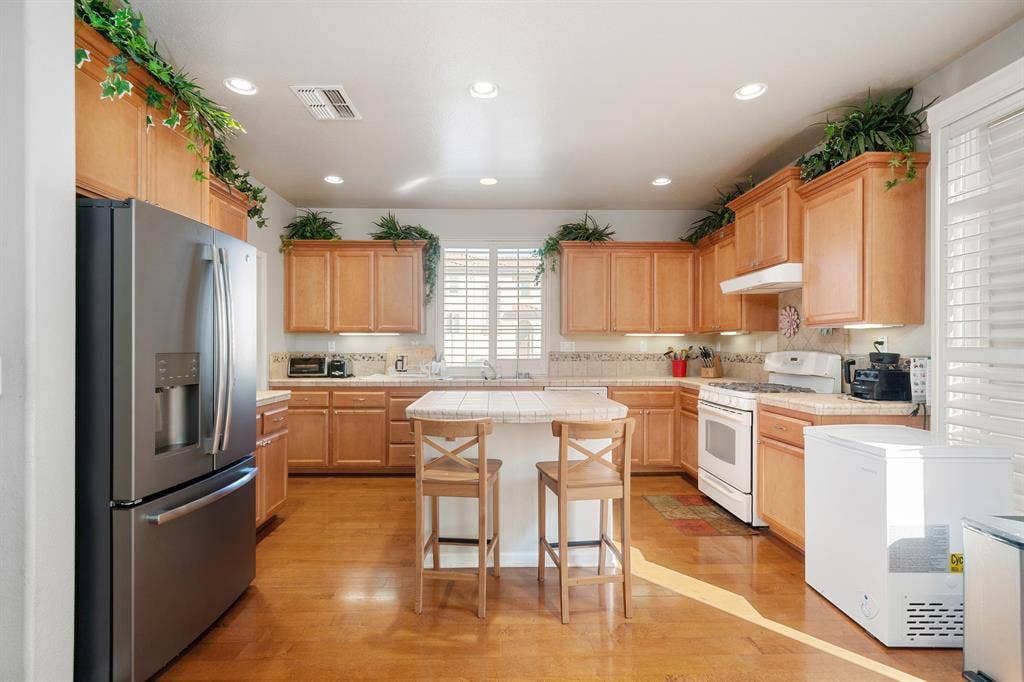 Great Furnished Room!Utilities Incl