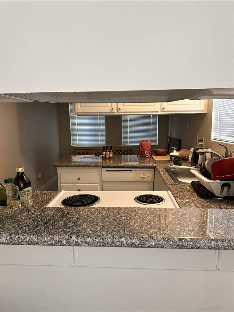 EITHER room in Midtown! $925/$1065
