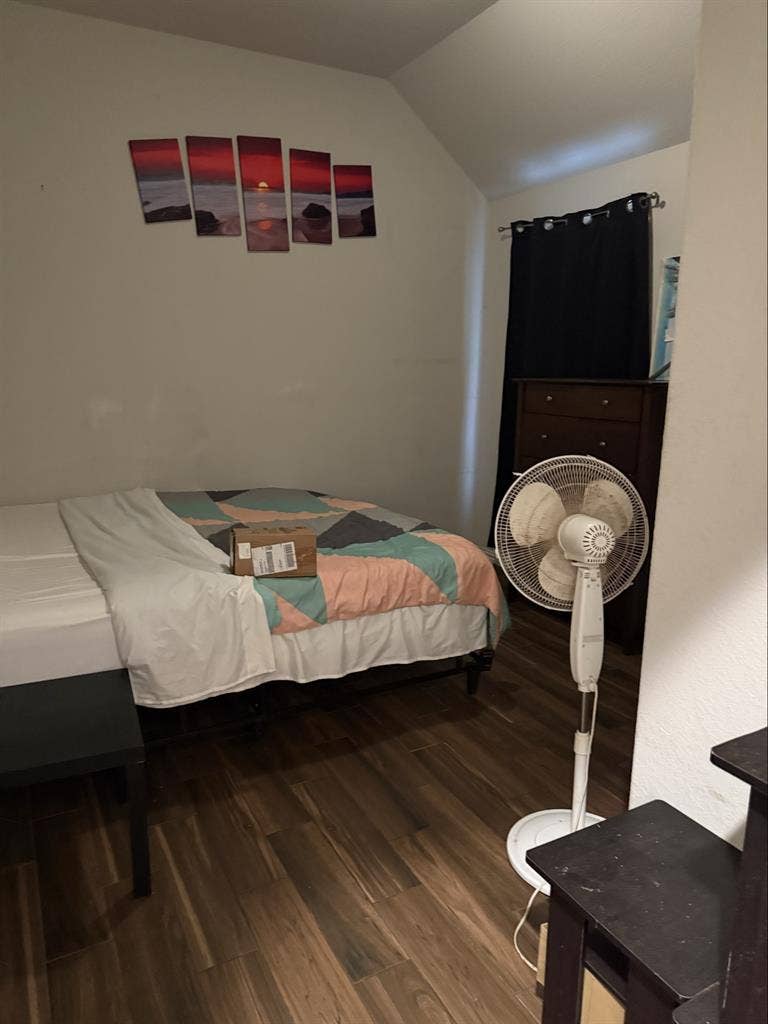 Room with bathroomm