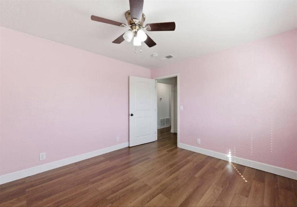 Looking for female roommate