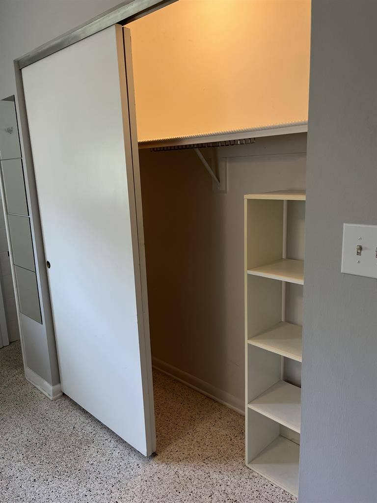 Master bed w/private bathroom