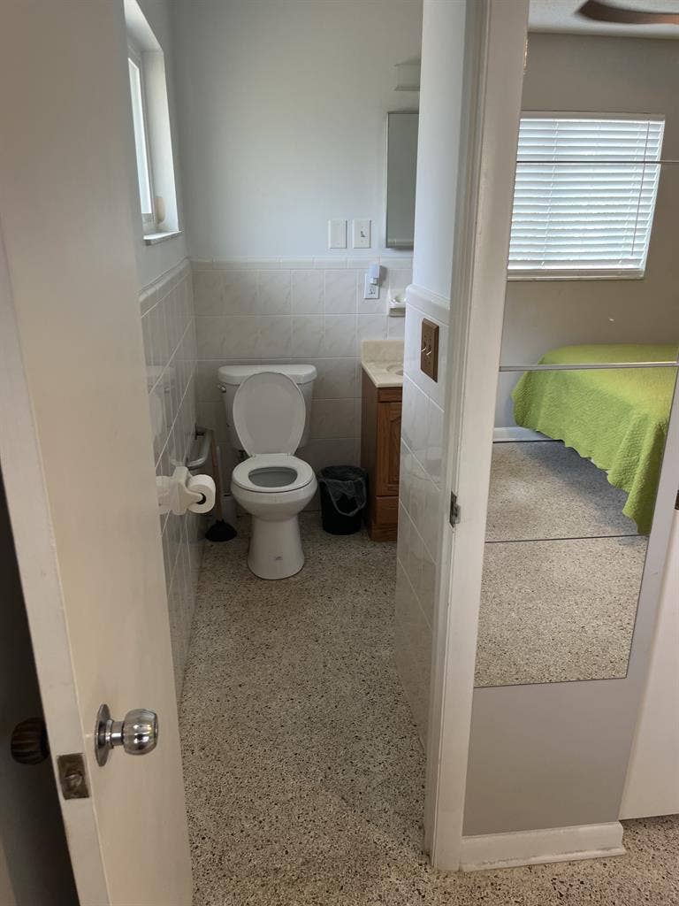 Master bed w/private bathroom