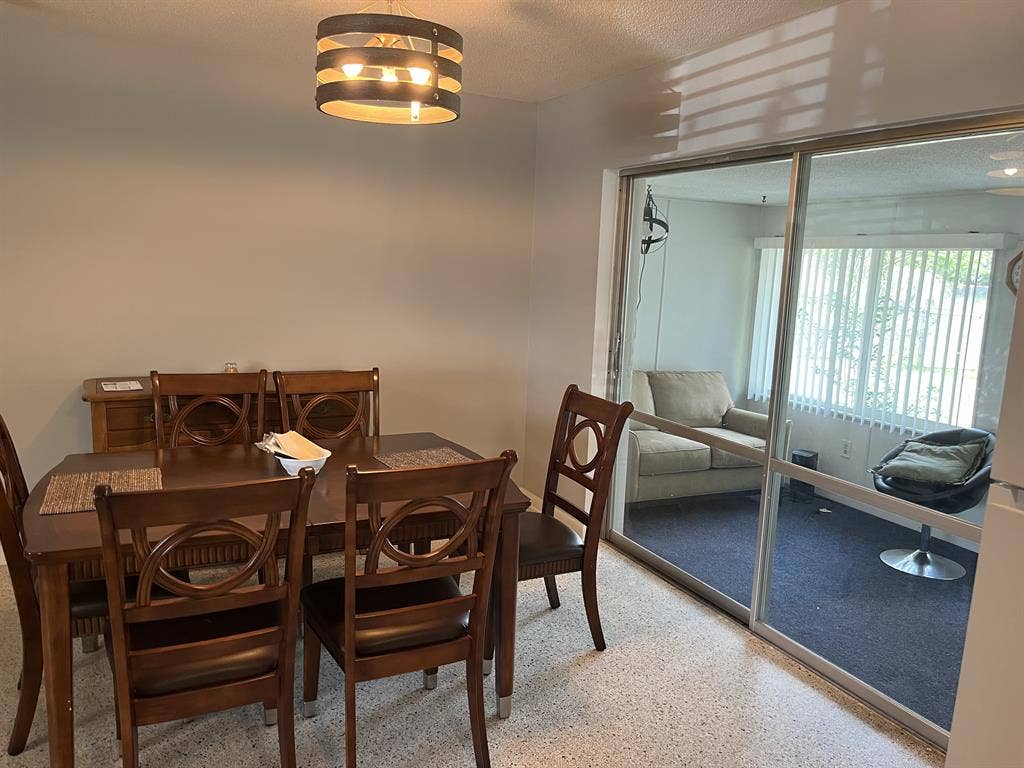 Master bed w/private bathroom