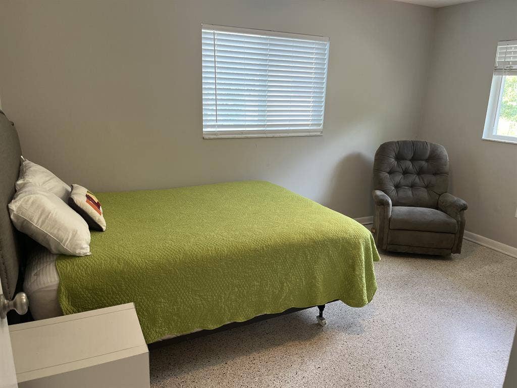 Master bed w/private bathroom