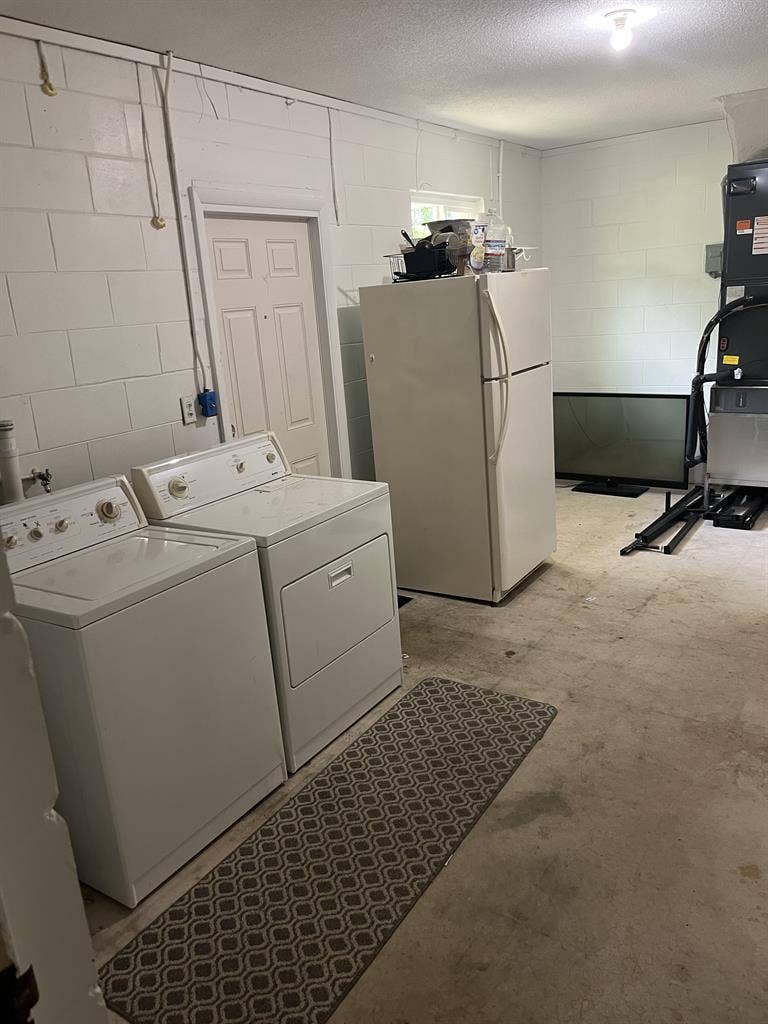 Master bed w/private bathroom