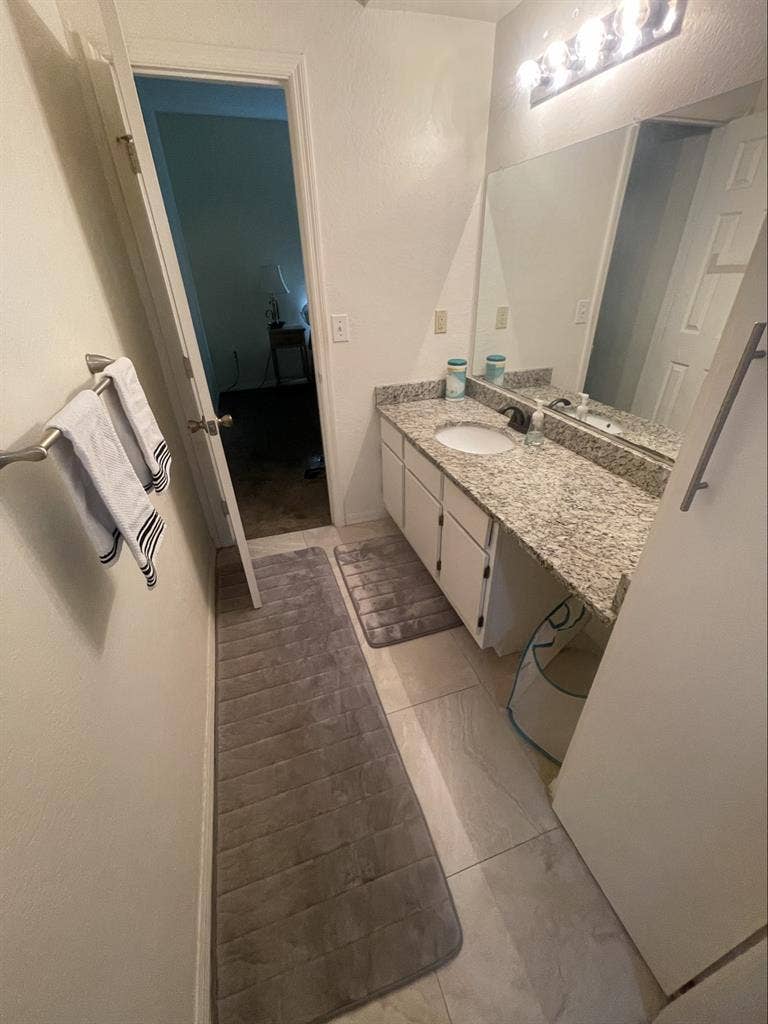 Master bedroom for rent 6/1