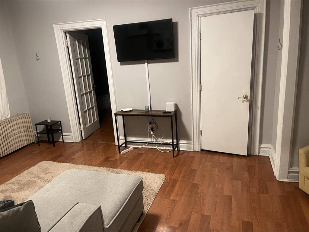 2 bedroom corner unit apt top floor