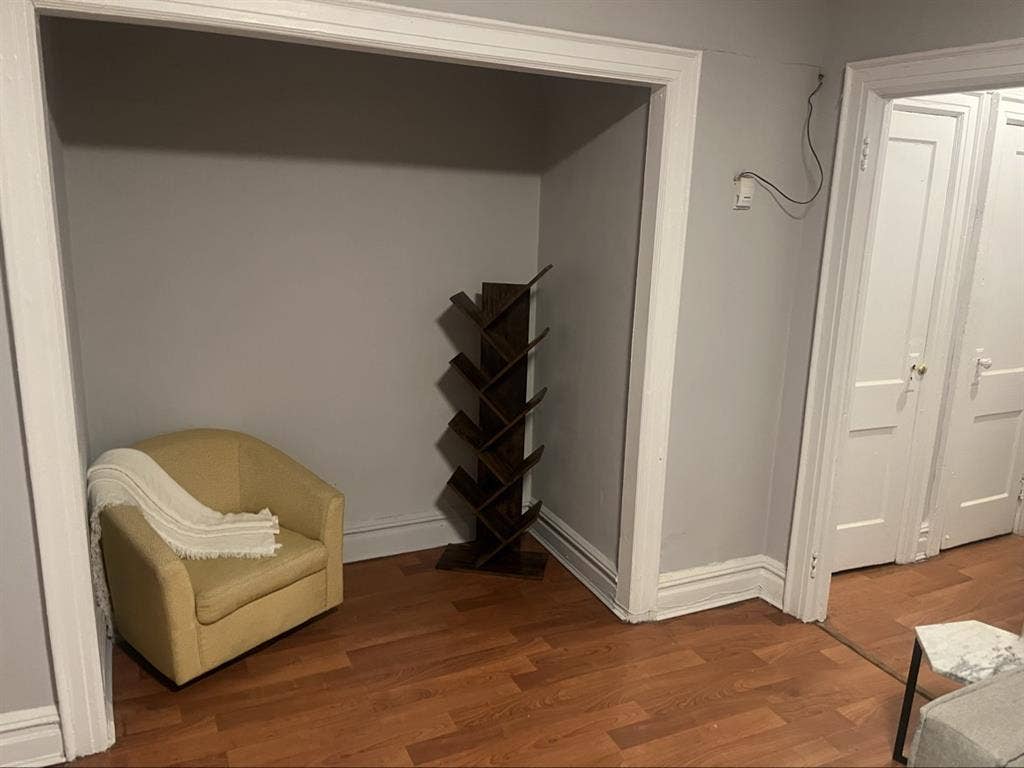 2 bedroom corner unit apt top floor