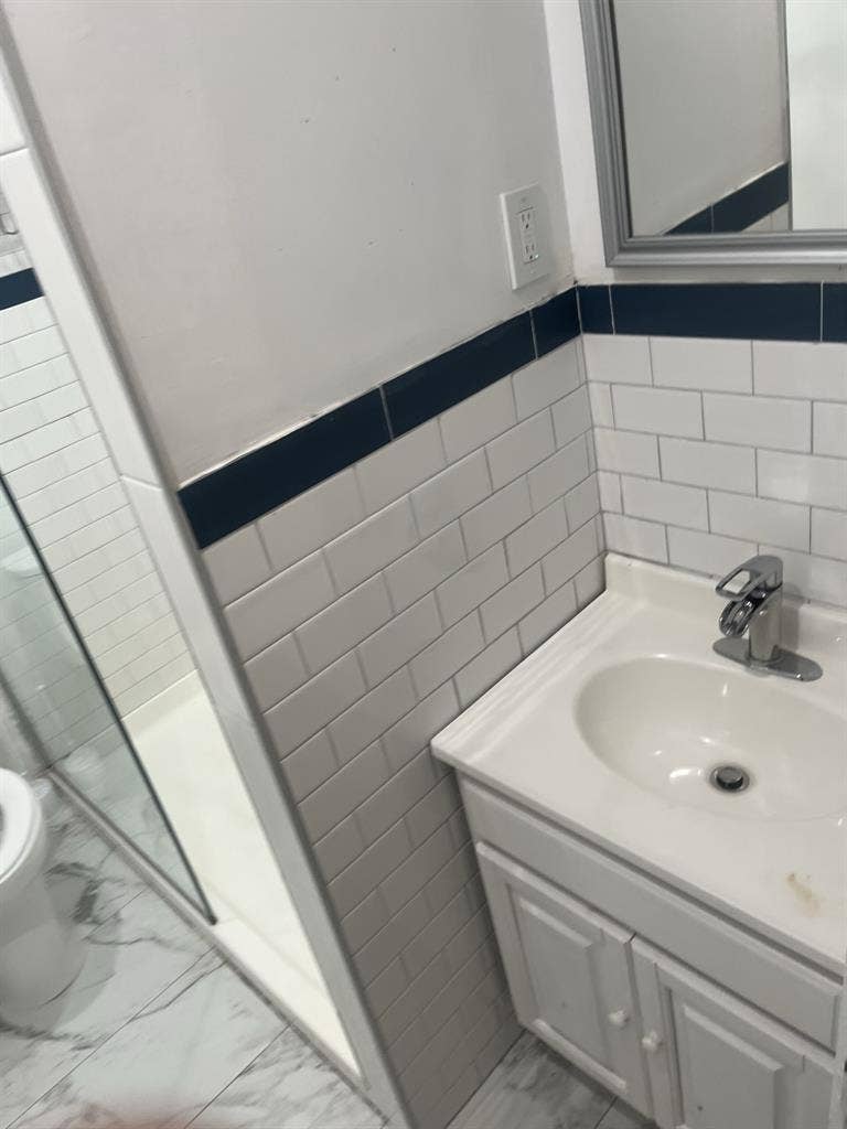 2 bedroom corner unit apt top floor