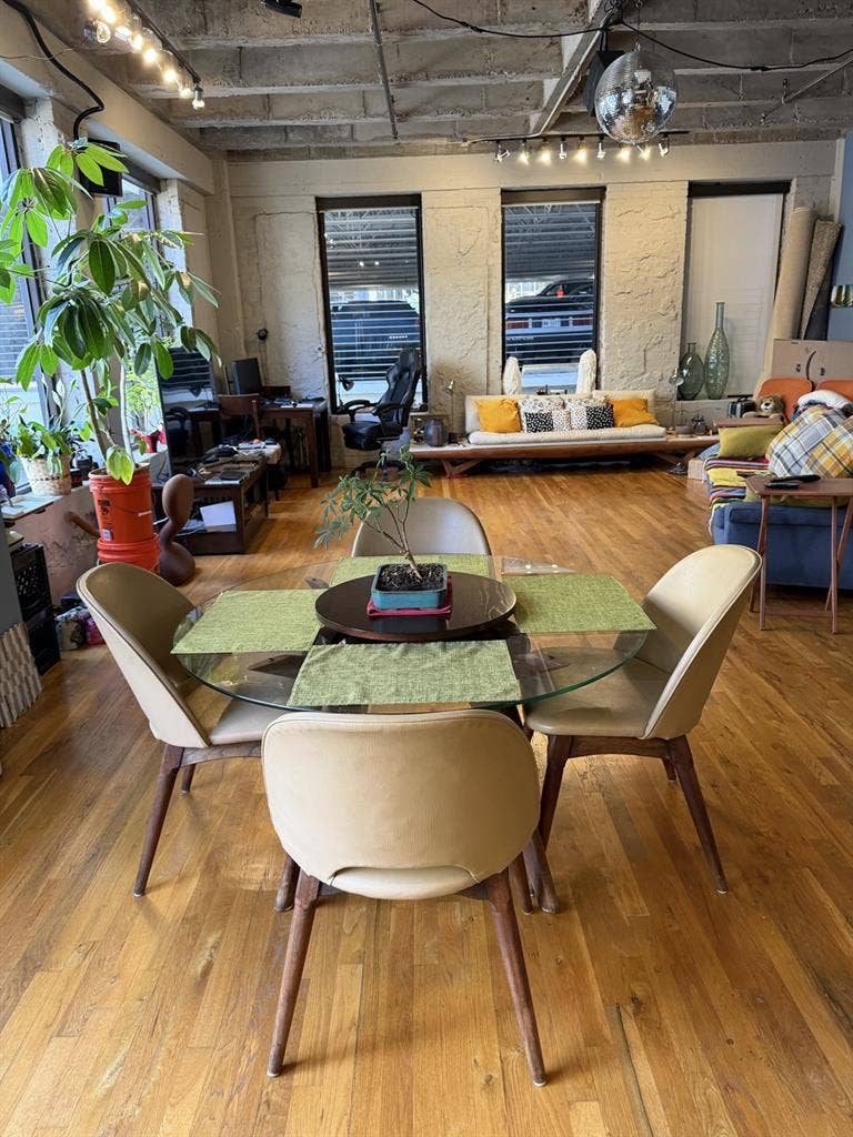 Room in center of downtown loft 🌇