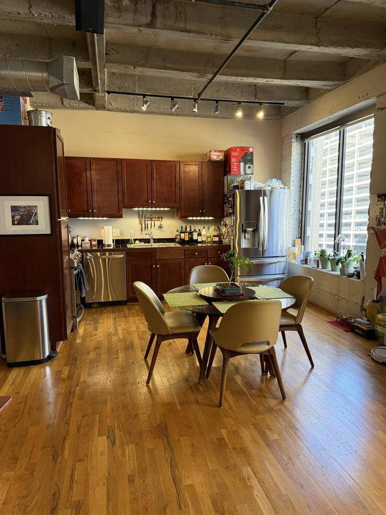 Room in center of downtown loft 🌇