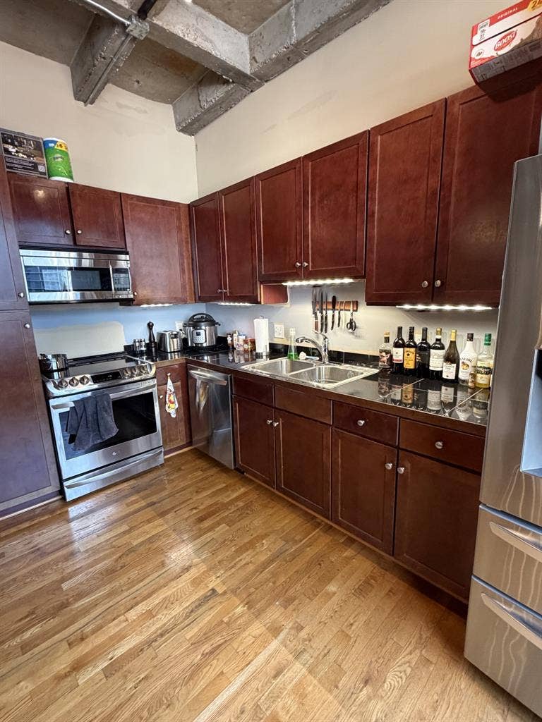 Room in center of downtown loft 🌇
