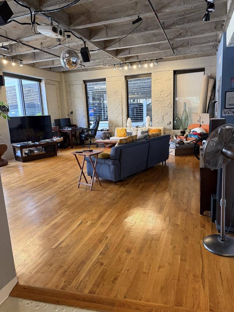 Room in center of downtown loft 🌇