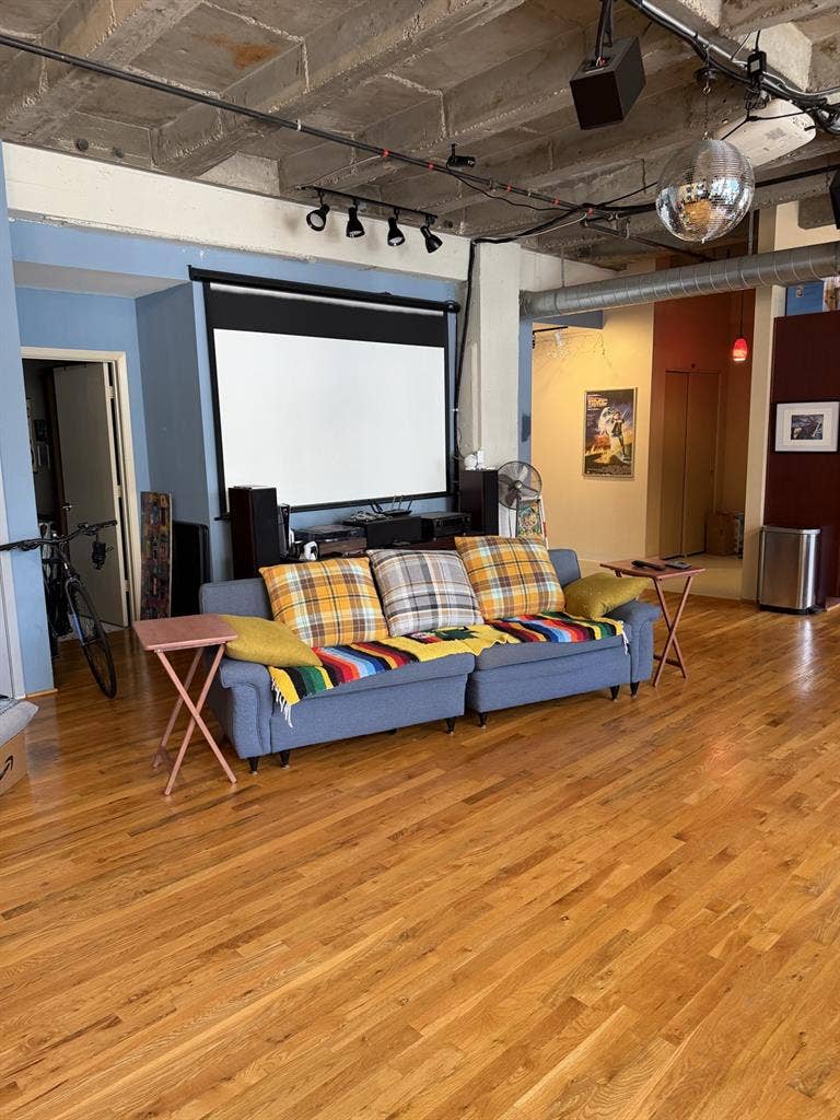 Room in center of downtown loft 🌇