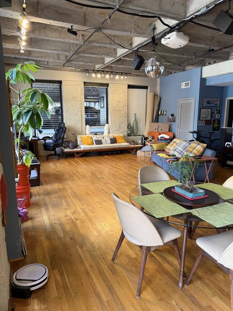 Room in center of downtown loft 🌇