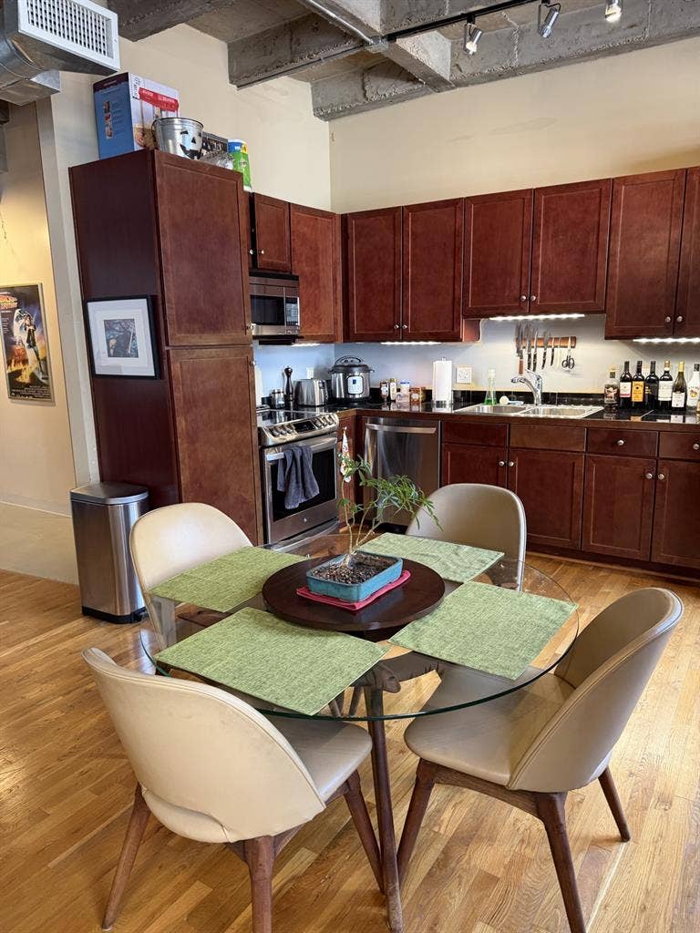 Room in center of downtown loft 🌇