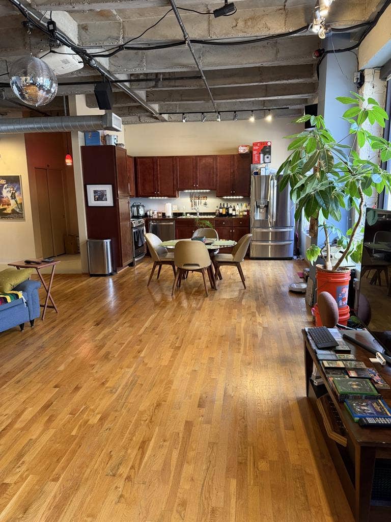 Room in center of downtown loft 🌇