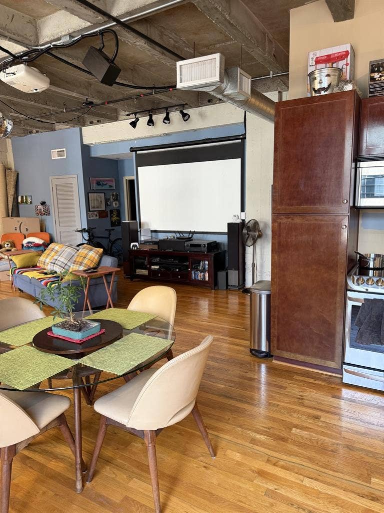 Room in center of downtown loft 🌇