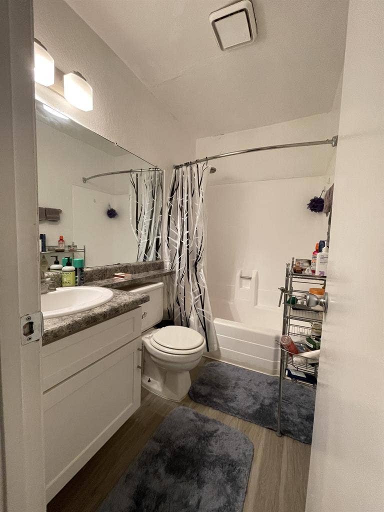 Room Available — $950/mo Riversidee