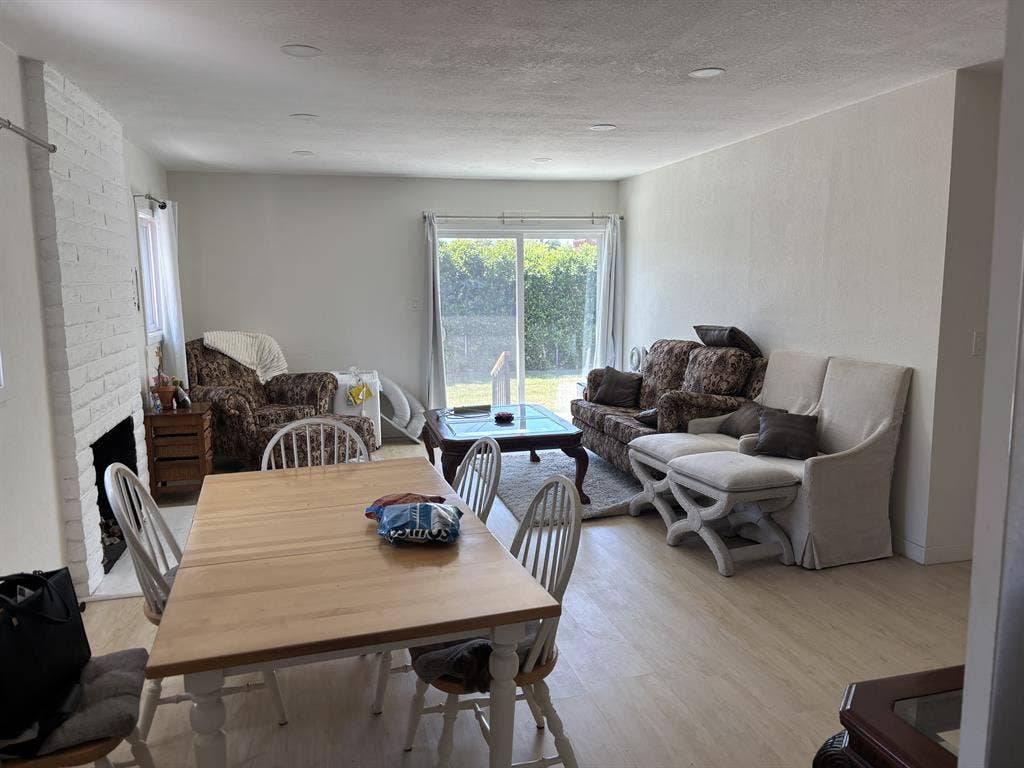 Looking for 2 roommates!